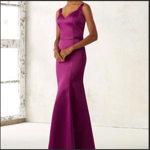 Elegant mermaid style dress with neckline on the back✨